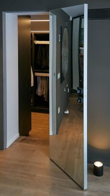 Скрытая дверь "0M INVISIBLE", с AL-кромкой c 4-х сторон, зеркало внутри